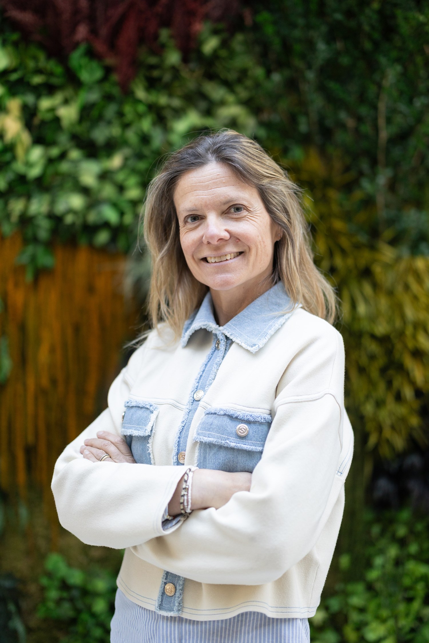 <div class="nom">Julie Arbeit</div><div class="metier">LIKE THIS AGENCE<br>Animations</div>-image